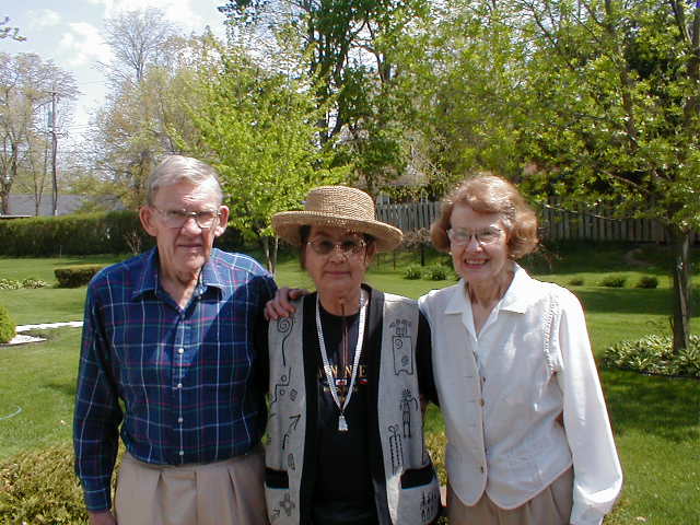 Willard & Joan Buntjer - Yvonne in Center